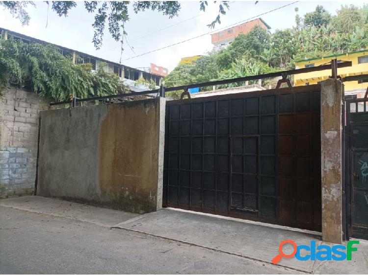 Se vende galpon de 420m2 con tres casas sector Yerbabuena