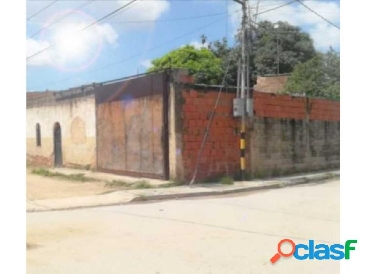 Casa Comercial con terreno, sector Santa Rosa