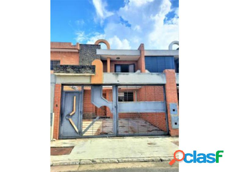 Hermosa casa en urbanización Las Quintas del Norte, III
