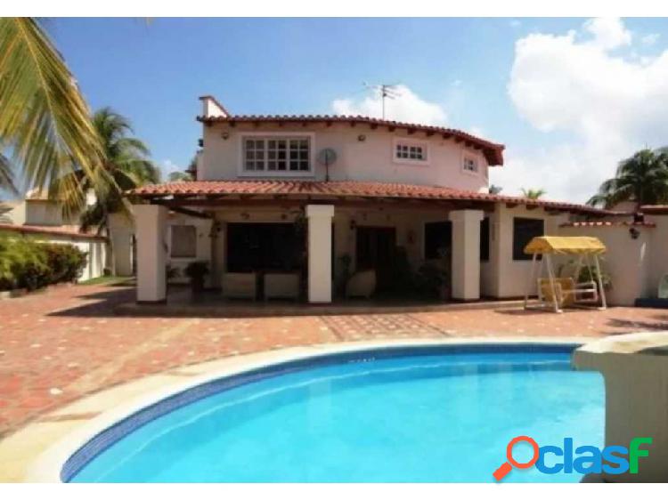 EN VENTA HERMOSA CASA EN EXCLUSIVO C.R LAS VILLAS, LECHERIA