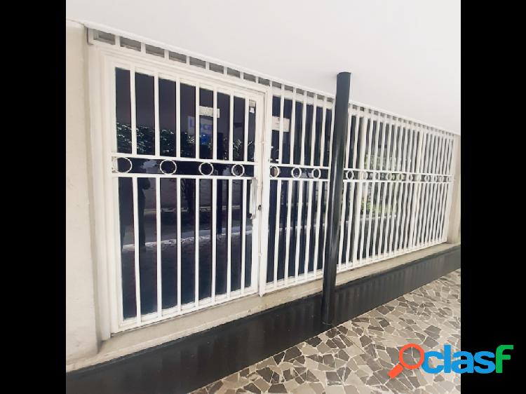 Alquilo local 110m2 Los Palos Grandes 9746
