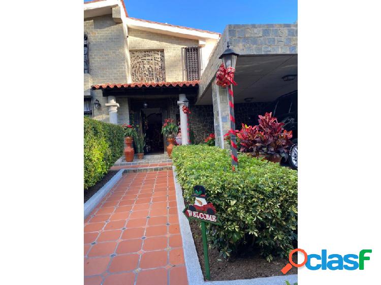 Se vende hermosa casa en Prados del Este de 750 mts 5H / 6 B