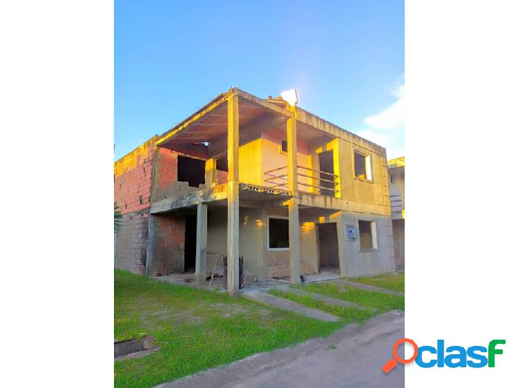 SE VENDE TOWN HOUSE EN OBRA GRIS URB PUERTAS DEL SUR