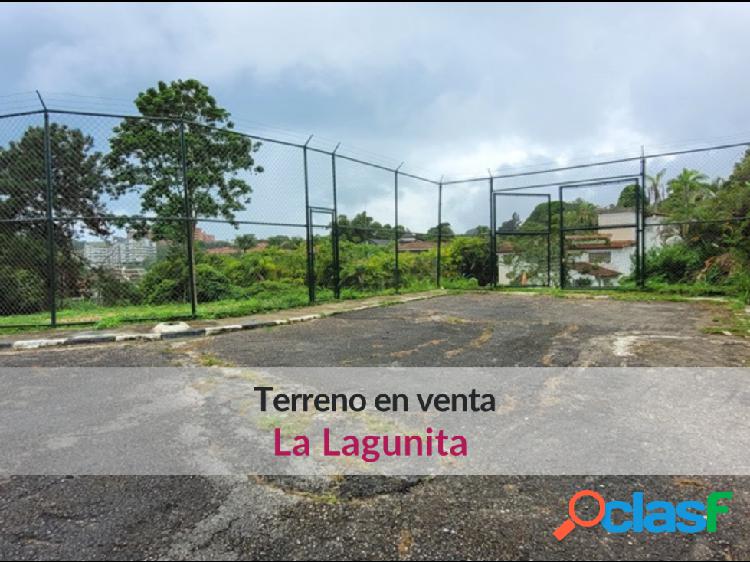 Venta de excelente terreno en calle cerrada de La Lagunita