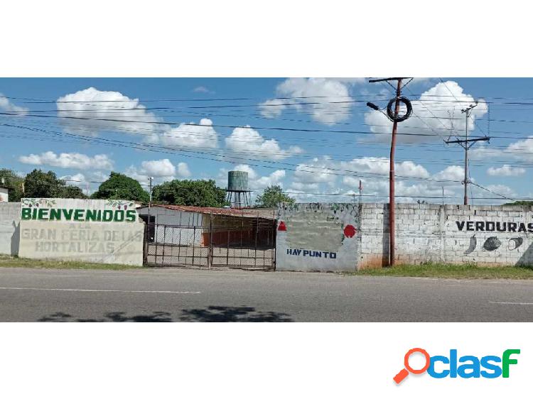 SE VENDE TERRENO CON GALPONES