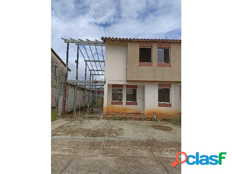 SE VENDE TOWN HOUSE EN AGUA MARINA SECTOR TIPURO