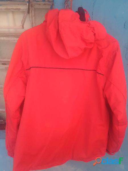 Vendó chaqueta, color rojo talla M con capucha.