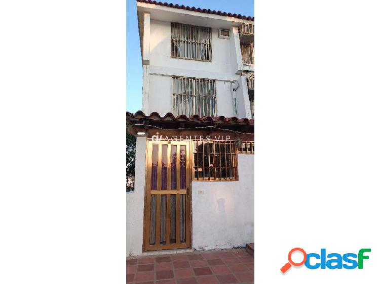 En Venta Casa Amoblada en Urb. Puerto Morro de Tres Niveles