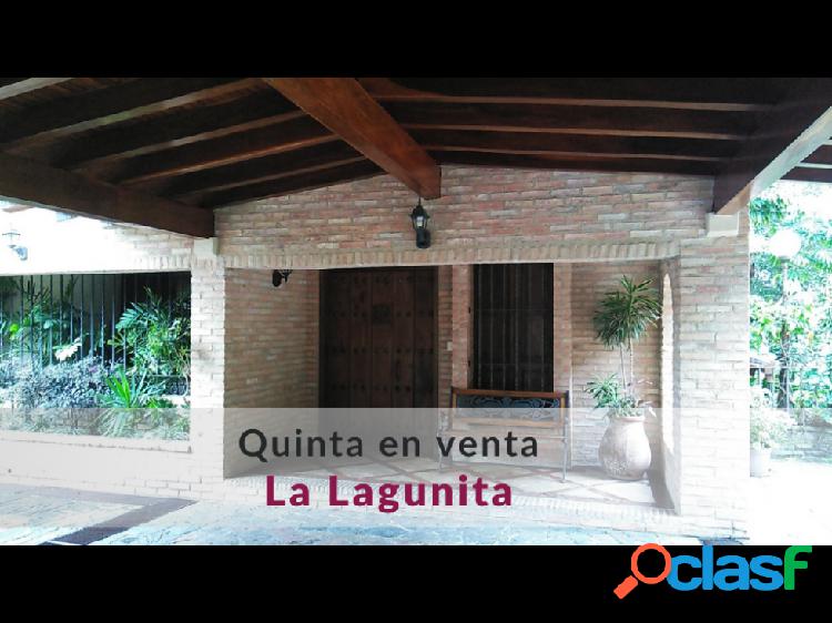 Casa en venta en La Lagunita con amplios jardines y vistas