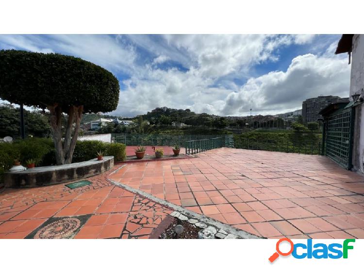 EN VENTA CASA PARA REMODELAR 5H/6B/4P PRADOS DEL ESTE CALLE