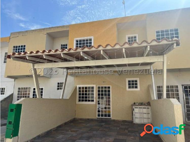 Rent-House Ofrece Hermosa Casa tipo Townhouse 23-18501