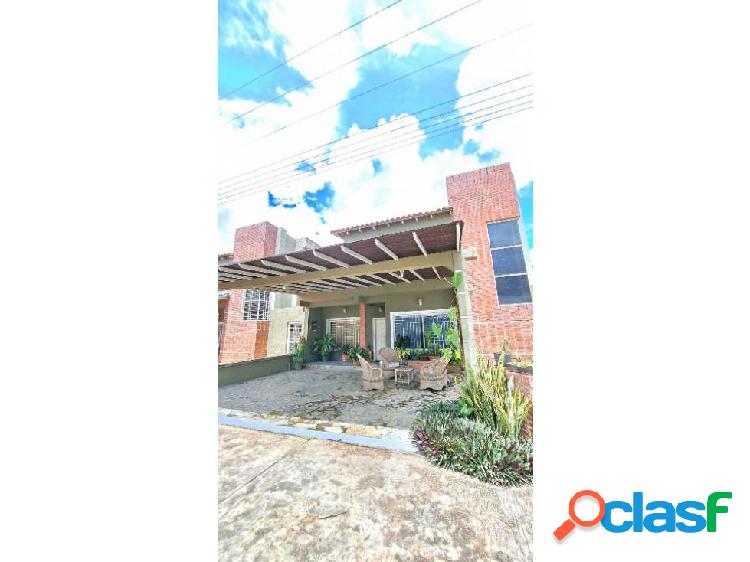 SE VENDE TOWN HOUSE URB. VILLAS EL SAMAN -ZONA INDUSTRIAL