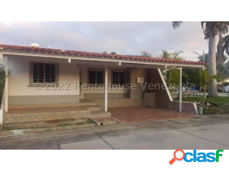 Rent-House Ofrece Bella quinta en la Urbanizacion 23-16435