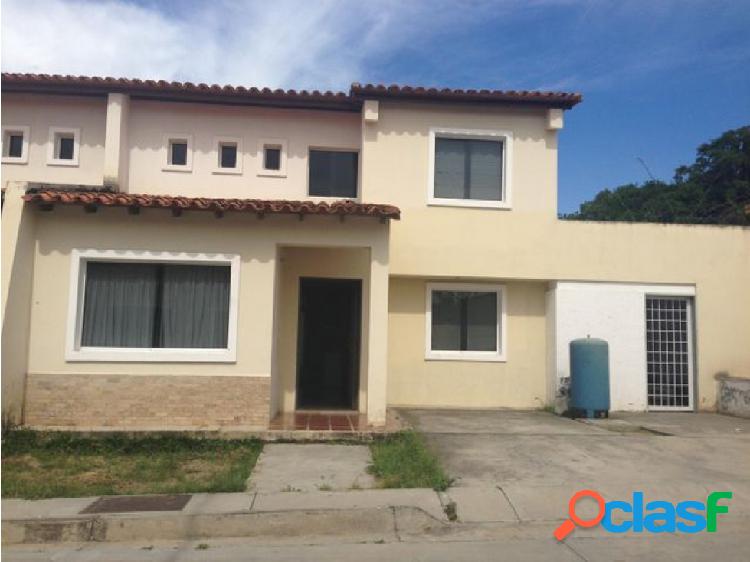 Rent-House Ofrece Town House en privilegiada urbanizacion