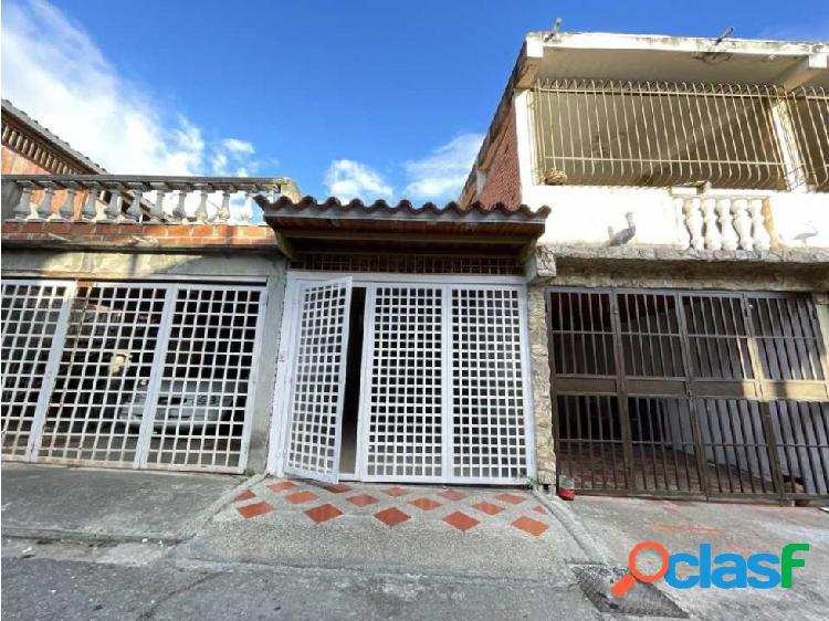 SE VENDE CASA 4HAB/3B/1PE/TRZA MUCUCHIES CASTILLEJO GUATIRE