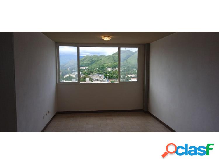 Apartamento en venta en Centro de Guacara. A140