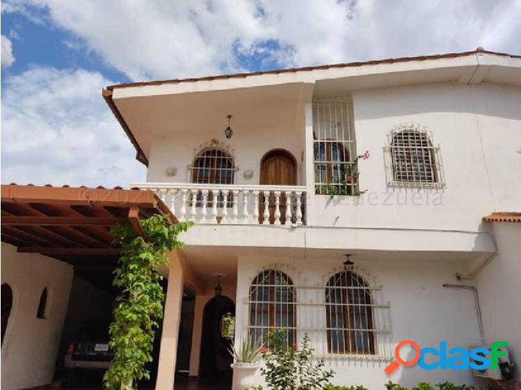 Rent-House Ofrece Quinta en el Este de Barquisimeto 23-17628