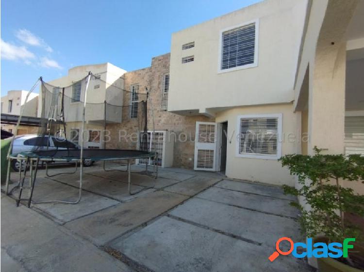 Rent-House Ofrece Hermoso townhouse bien distribuido