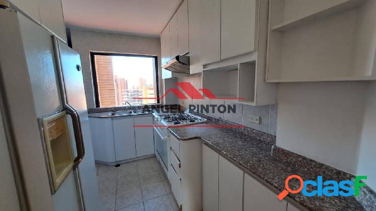 APARTAMENTO EN ALQUILER EN LA LAGO MARACAIBO API 4107