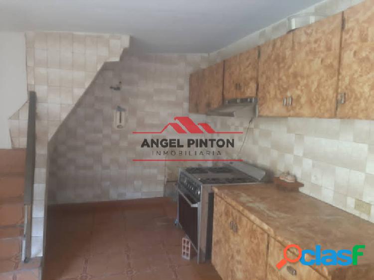 CASA EN VENTA EN AV LAS DELICIAS MARACAIBO API 2345