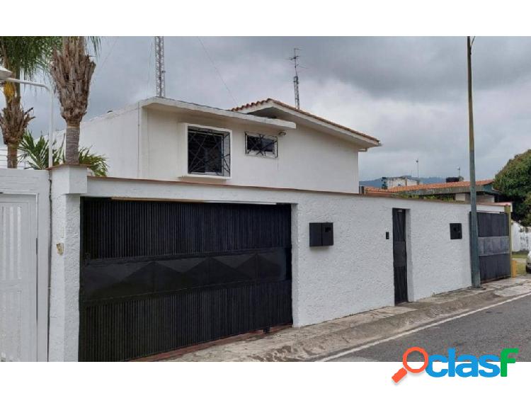 Se vende casa 224m2 4h/4b/3p La Trinidad 0040