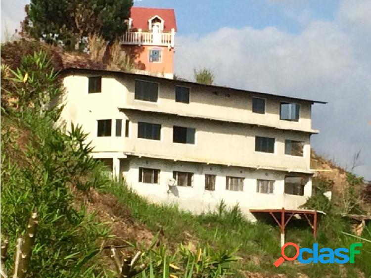 Casa de tres niveles con terrazas en Club de Campo Carrizal