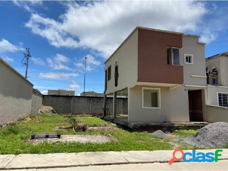 Casa en Ciudad Roca con terreno adicional - para remodelar