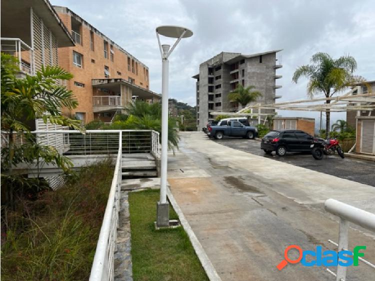 VENDO APTO TRIPLEX 122M2, 3H,3B,3E,M. URB. EL MIRADOR ALTO