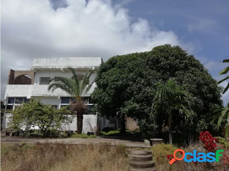 CASA CON LOCALES COMERCIALES CERCA DE PLAYA EL AGUA – LA