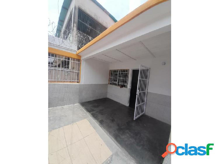 CASA UBICADA A 200M2 DE LA AVENIDA LAS FERIAS