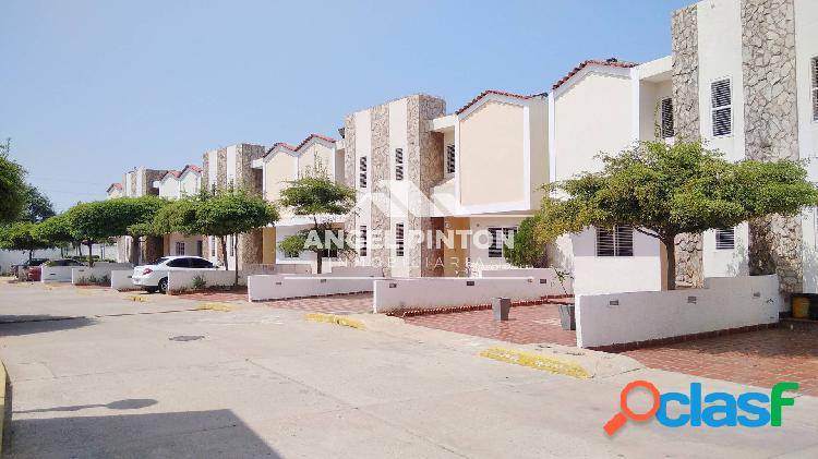 TOWNHOUSE VENTA CIRCUNVALACIÓN 2 MARACAIBO API 4820