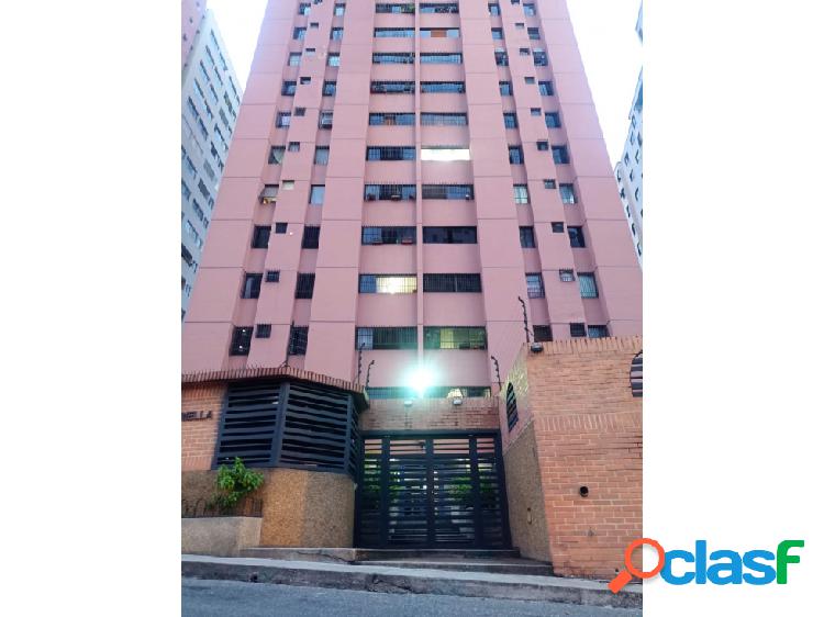 APARTAMENTO REMODELADO EN LOMAS DEL AVILA