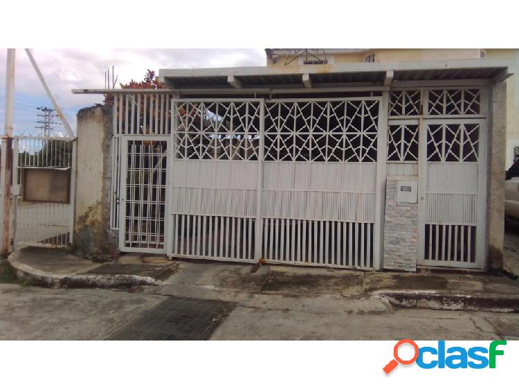 Se Vende casa 135m2 3h/2b/1pe Lomas de Betania