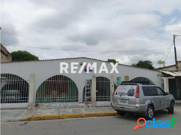 En venta amplia casa comercial para remodelar en Yagua N-