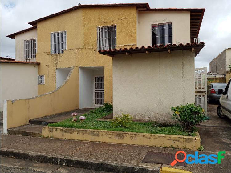 REAL VISION vende Town House Villa Guayana (IBO 75475)