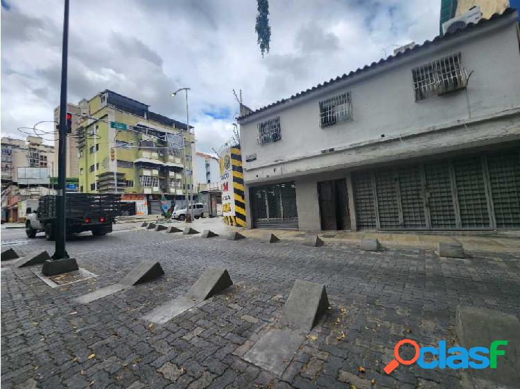 Casa comercial de dos niveles. Con 2 locales en planta baja