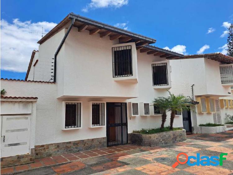SE VENDE casa en Lomas de Prados del Este 380 m2 4 H + S / 4