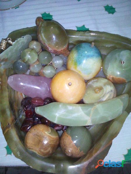 Vendo geoda de jade con frutos de piedra similares