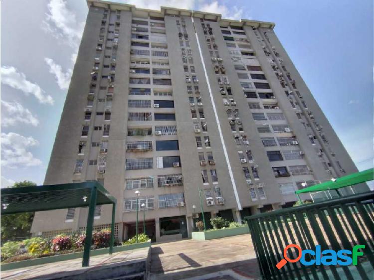 Apartamento con piscina y cancha de tenis Maracay