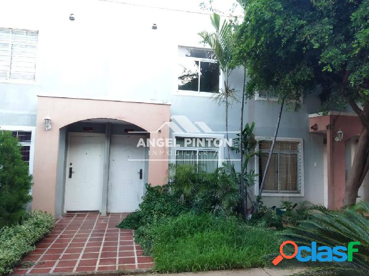 TOWNHOUSE VENTA CAMINOS A LA LAGUNITA MARACAIBO API 4750