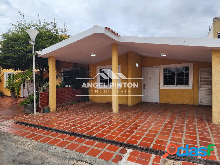 CASA EN VENTA/ALQUILER EN TIERRA DEL SOL MARACAIBO API 5097