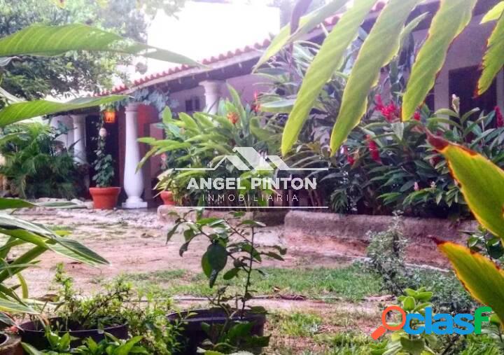 CASA - POSADA EN VENTA EN CHORONI MARACAY API 9777