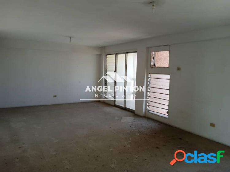 APARTAMENTO EN VENTA EN AV BELLA VISTA MARACAIBO API 4982