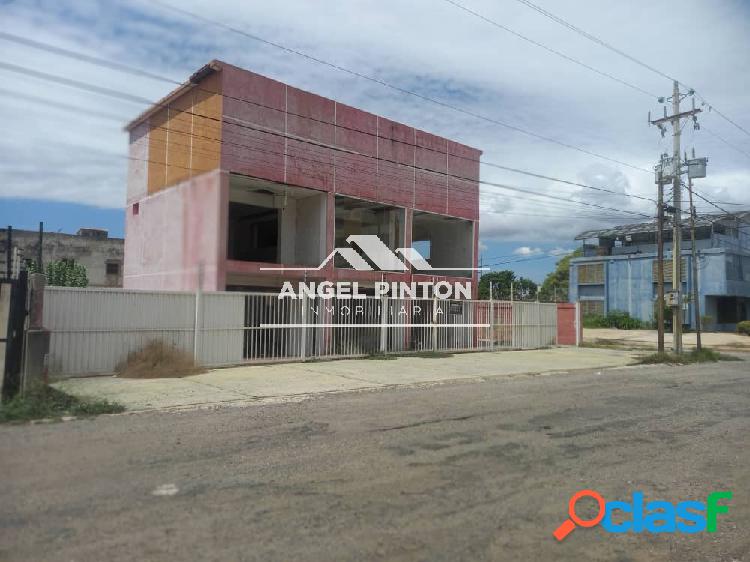 EDIFICIO COMERCIAL VENTA AV BELLA VISTA MARACAIBO API 5748