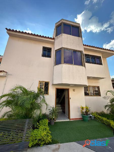 ESPECTACULAR CASA QUINTA DE 3 NIVELES EN UN EXCLUSIVO