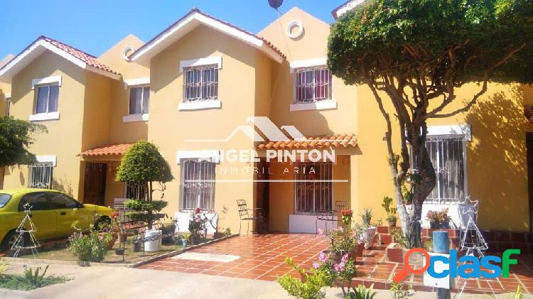 TOWNHOUSE VENTA VILLA ARENALES MARACAIBO API 5880