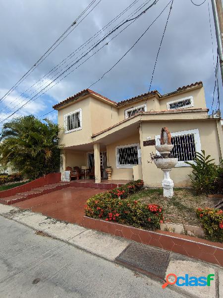 Amplia Casa Familiar de 2 Plantas en la Urbanización