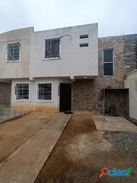 BELLO TOWNHOUSE EN OBRA BLANCA, EN URB VILLAS DEL CARMEN