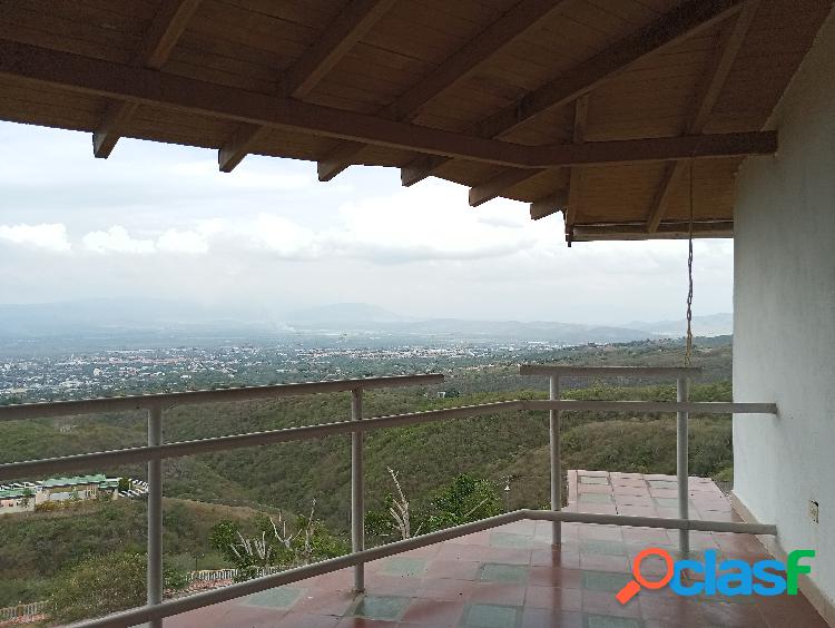 ESPECTACULAR CASA EN LOMAS DE TABURE, CABUDARE