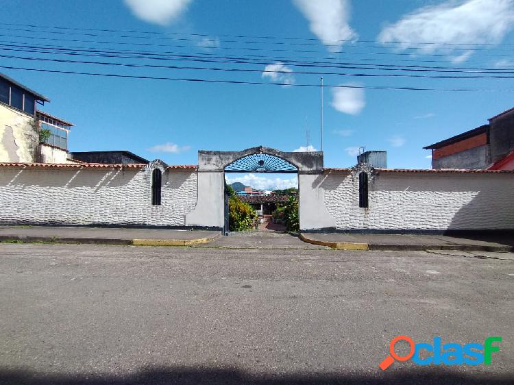 Amplia casa en San Cristobal sector gobernación terreno
